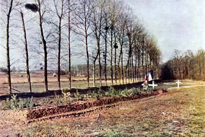 Ein Grab mit einer Anzahl französischer Soldaten, die in Soisy-Bouy während der Schlacht an der Marne östlich von Paris getötet wurden, September 1914 von Jules Gervais Courtellemont